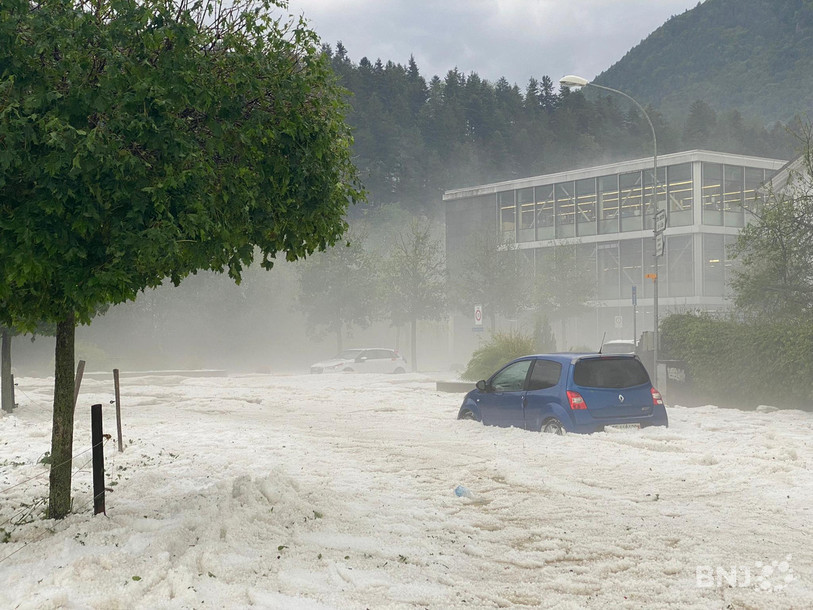 A Sonceboz, la tempête a piégé plusieurs véhicules.