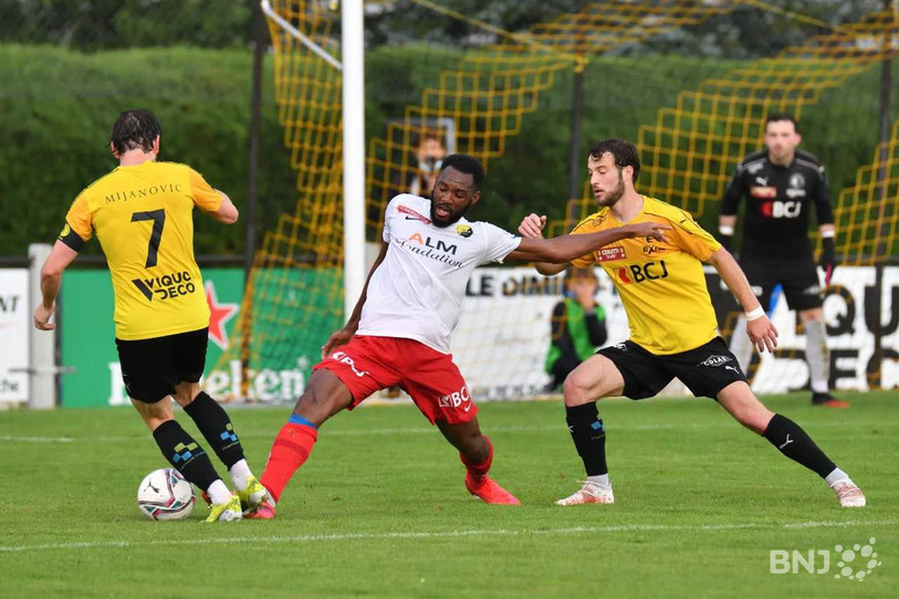 Mohamed Camara est pris en tenaille par la défense du FC Bassecourt (Nolan Erard à gauche et Ken Steullet).