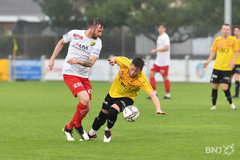Hervé Epitaux surveille Charlie Mobili... le défenseur taignon des SRD ne finira pas le match.