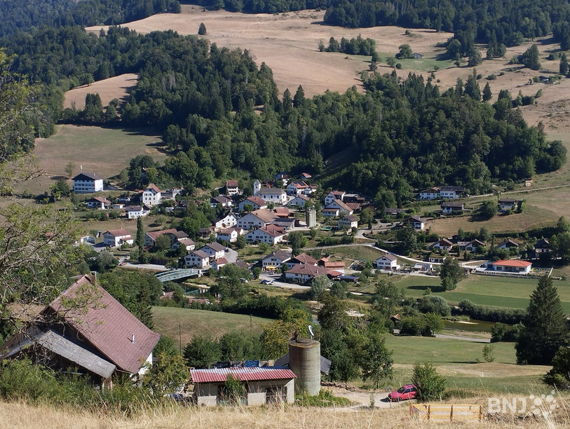 Le réseau d'eau alimente les habitations du village mais certaines fermes, sur les hauteurs, dépendent de sources privées.