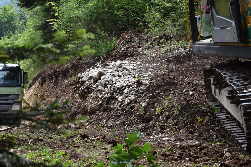 Un empierrement lié au mur d’enceinte a été mis au jour en 2020 lors de travaux d’aménagement d’un chemin de débardage. (Photo : OCC-SAP JU)