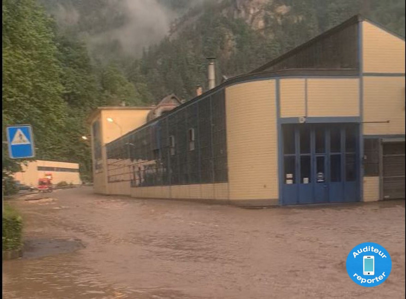 Le centre de Choindez était sous l'eau mercredi soir. (Photo : auditeur reporter)