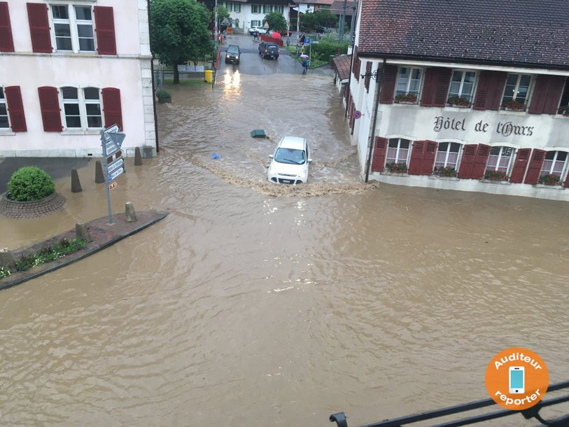 Le carrefour de l'hôtel de l'Ours à Court a été complètement inondé par les fortes précipitations. (Photo : auditeur reporter).