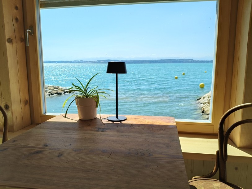 La Café-bain des Jeunes-Rives a accueillir ses premiers clients mercredi, avec une vue imprenable sur le lac.