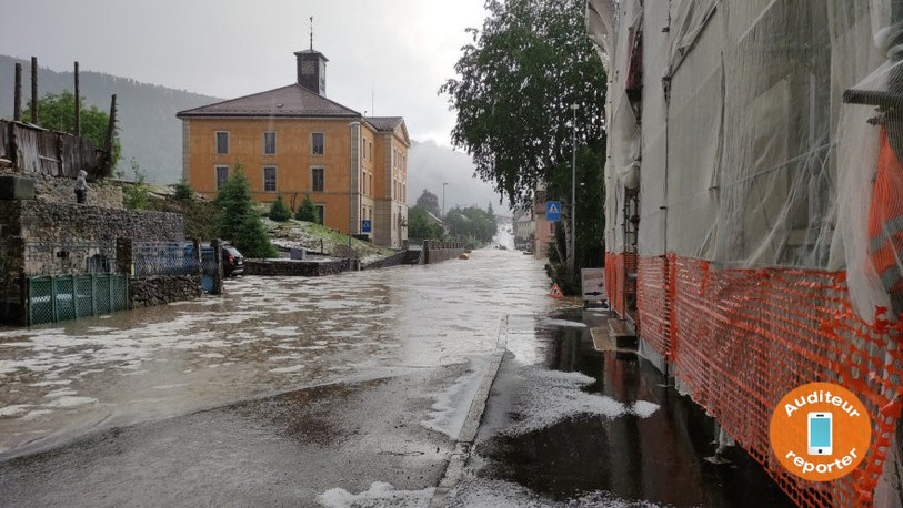 Dans certaines habitations à Villeret, l’eau est montée jusqu’à un mètre de haut. (Photo : auditeur reporter).