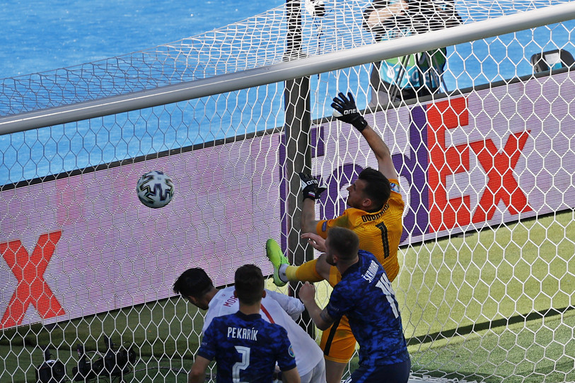 Le gardien de la Slovaquie Martin Dubravka a claqué le ballon dans son propre but mercredi soir lors du match contre l'Espagne. (photo :AP/Julio Munoz.