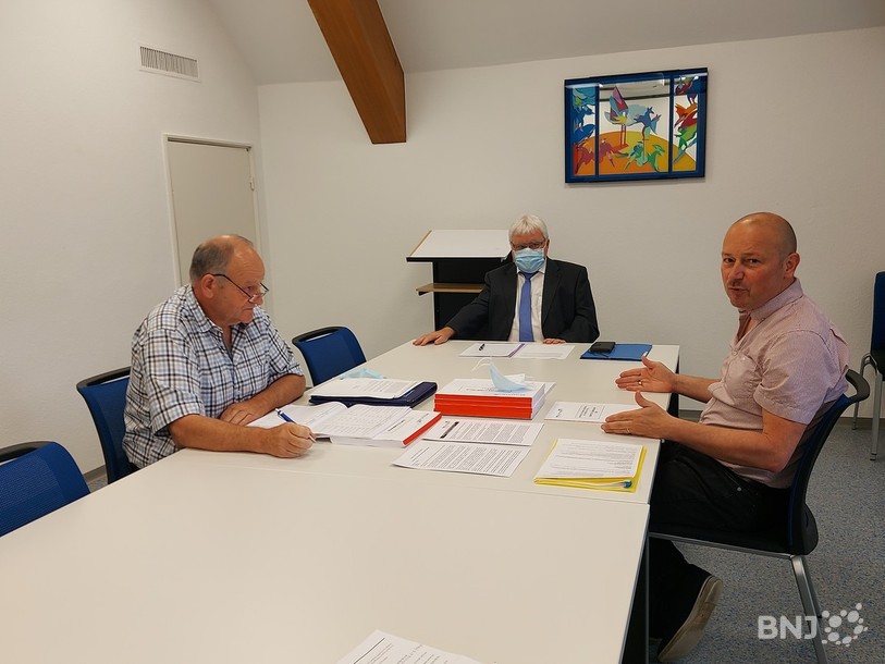 Marc Tobler, conseiller municipal en charge des finances (à gauche) a présenté les comptes aux côtés du maire Marcel Winistoerfer et de l'administrateur des finances Fabrice Zartemi (à droite).