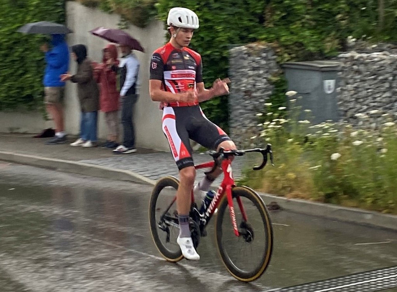 Victor Benareau a triomphé sur la ligne d'arrivée (photo: Team Humard Vélo Passion).