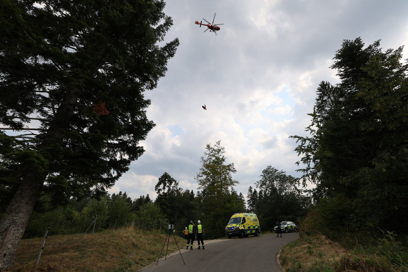 Le motocycliste a dû être transporté à l'hôpital par la REGA. (Photo : police cantonale jurassienne)