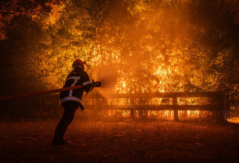 De nombreux feux de forêt ravagent l'Europe cet été, comme ici en Gironde. (Photo: EPA/DAMIEN REMBERT / HANDOUT HANDOUT)