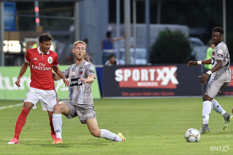 Léo Farine (ici au duel avec un joueur de Benfica) signe son retour aux SR Delémont cinq ans après avoir rejoint Xamax (photo : archives/Georges Henz).