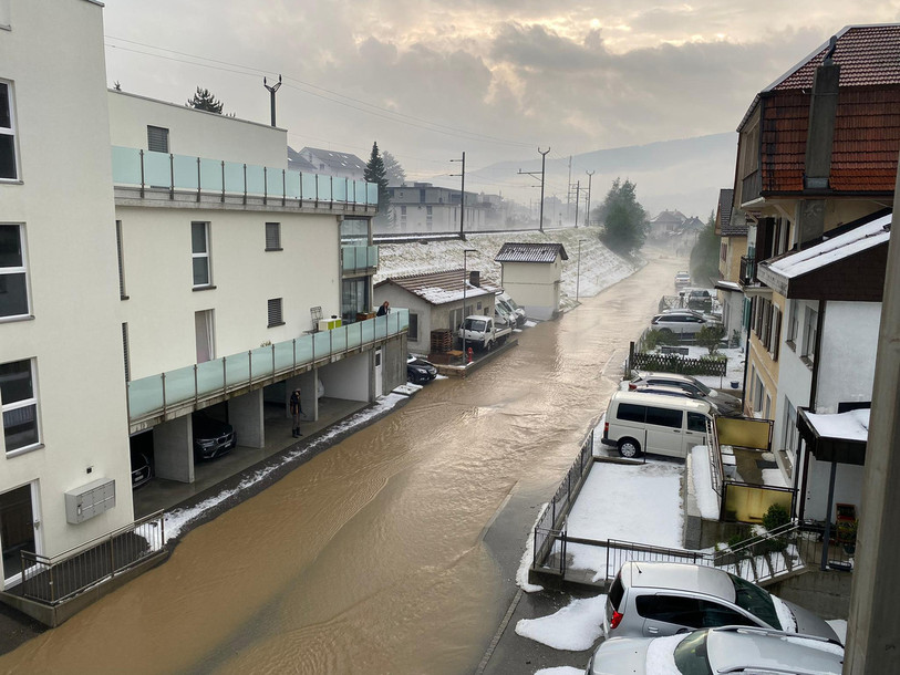 L'eau a envahi mercredi soir de nombreuses routes comme ici à la rue de la gare à Sonceboz. (photo: auditeur reporter) 