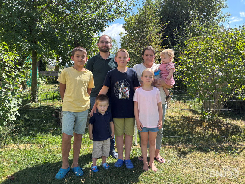 La famille Masson a dû quitter précipitamment la maison des grands-parents maternels dans la région de Bordeaux. De gauche à droite: Antoine, Yves le papa, Léopold, Charles, Marie-Claire la maman, Sybille et la cadette Héloïse.