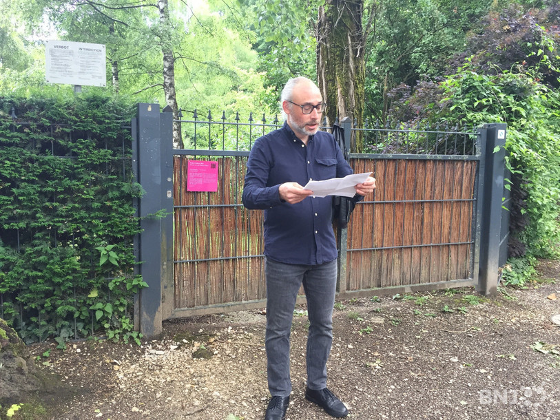 L'écrivain Antoine Foly a lu certains textes présents sur les plaques roses.