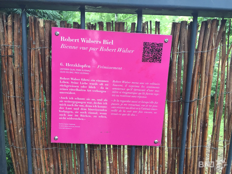 Des QR code ont été déposés sur les plaques déjà présentes dans la ville.