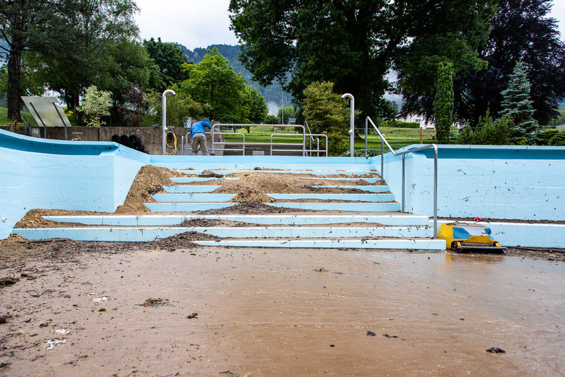 La piscine de Moutier après les intempéries de mercredi soir. (Photo: Yan Crevoisier)