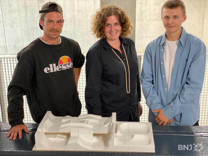 Ils posent fièrement devant la maquette du futur skatepark de Bienne. De gauche à droite : Stéphane Torres (président de Loud Minority), Isabelle Brechbühl (présidente du X-Project) et Julien Rota (sportif trottinette).