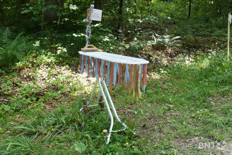 L’installation 42 intitulée « Les Planchettes, on y repasse » se situe au nord du village. (Photo : association 1065)