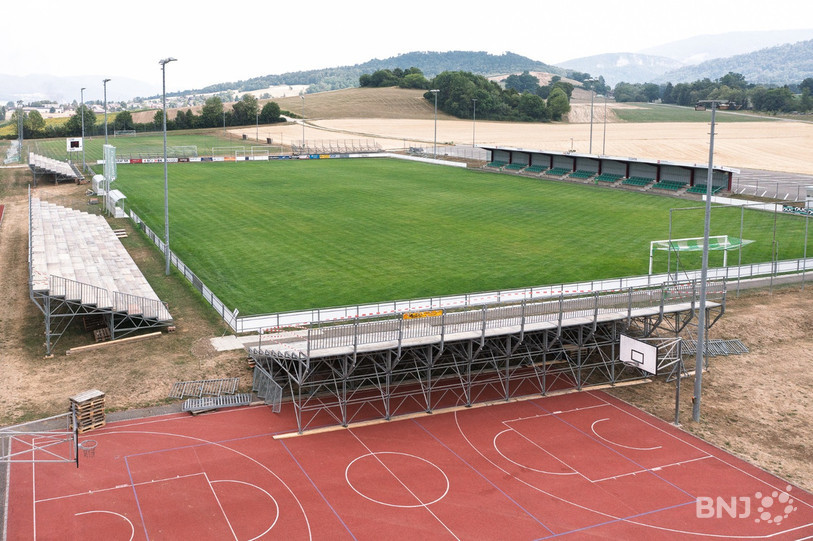 Des tribunes amovibles ont été installées à Courtételle. (Photo : Georges Henz)