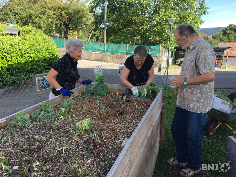 Gérard propose à Madeleine et Jeannine d'utiliser un polymère naturel à base d'algue, pour favoriser l'hydratation des plantes.