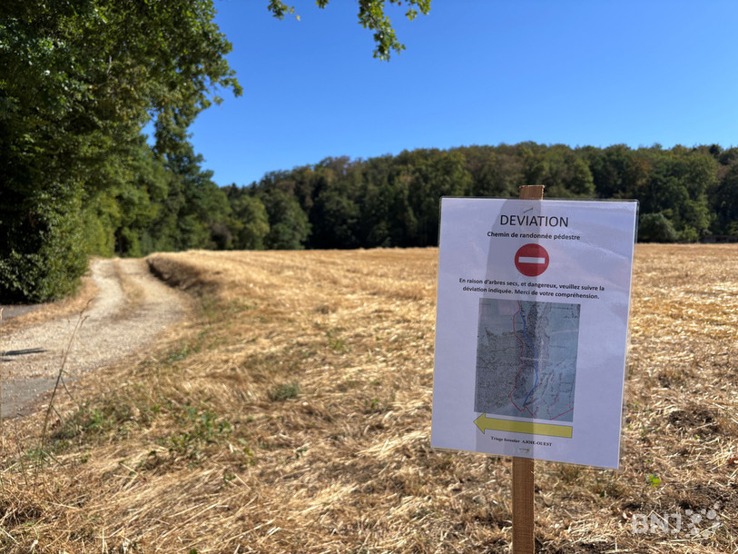 Un panneau précise l’itinéraire de déviation.