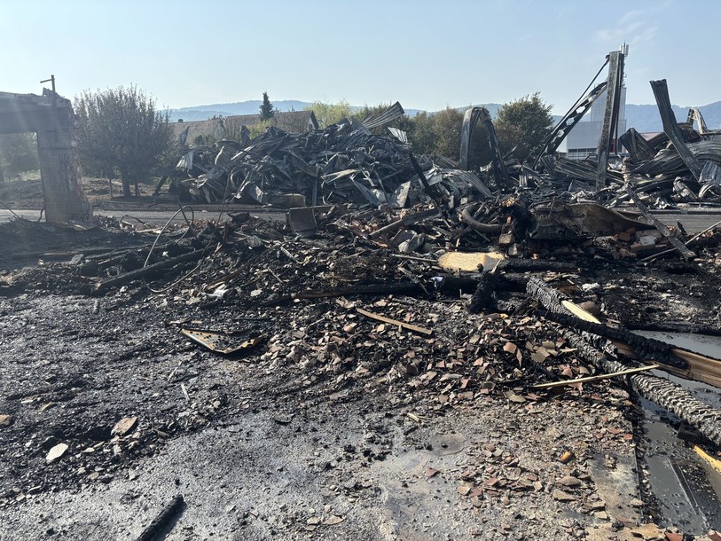 L'incendie a ravagé une usine et le bâtiment de la voierie communale le 30 juillet dernier.
