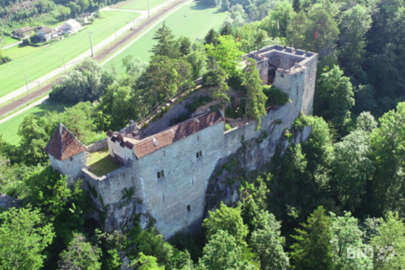 Le château de Soyhières domine le village et la vallée de la Birse. (Photo : Société des Amis de Château de Soyhières.)