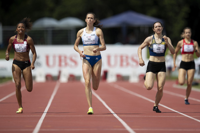 Rachel Pellaud (à gauche) a pris le 3e rang du 400 m sur ces championnats de Suisse (photo : KEYSTONE/Peter Klaunzer).