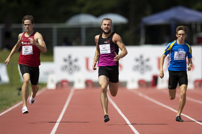 Nathan Gyger (à gauche) s'est offert la médaille de bronze du 400 m ce dimanche à Langenthal (photo : KEYSTONE/Peter Klaunzer).