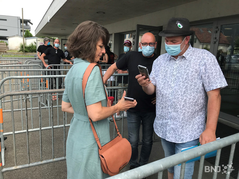 La présidente du Parlement jurassien Katia Lehmann a présenté son certificat Covid à Gilles Pierre, président du Chant du Gros, à l'entrée du concert de l'ECJ ce dimanche.