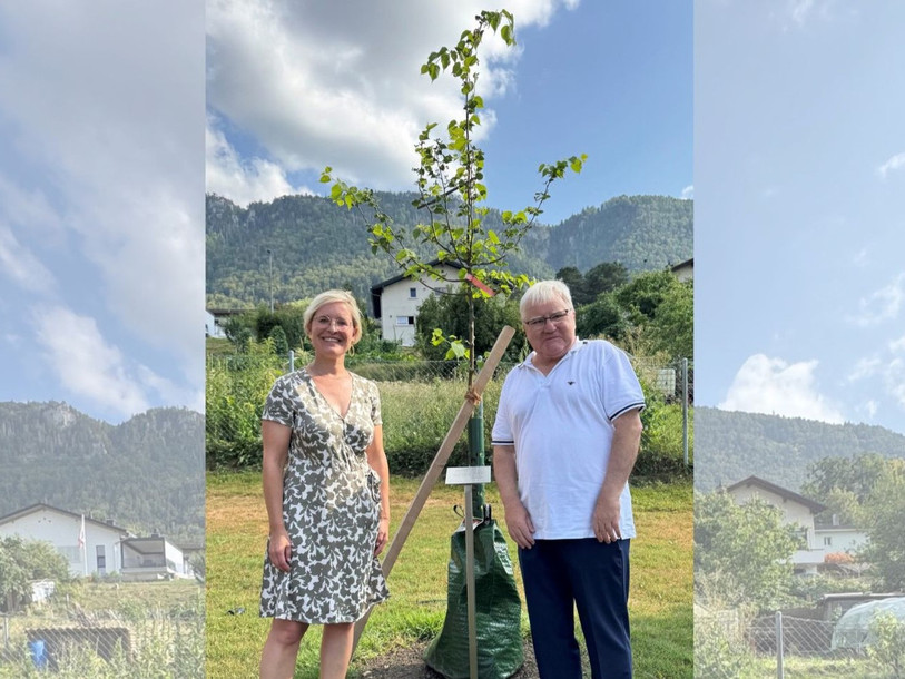 La présidente du Gouvernement jurassien Rosalie Beuret Siess et le maire de Moutier Marcel Winistoerfer devant le tilleul planté ce samedi à la piscine de Moutier. (Photo : Municipalité de Moutier)