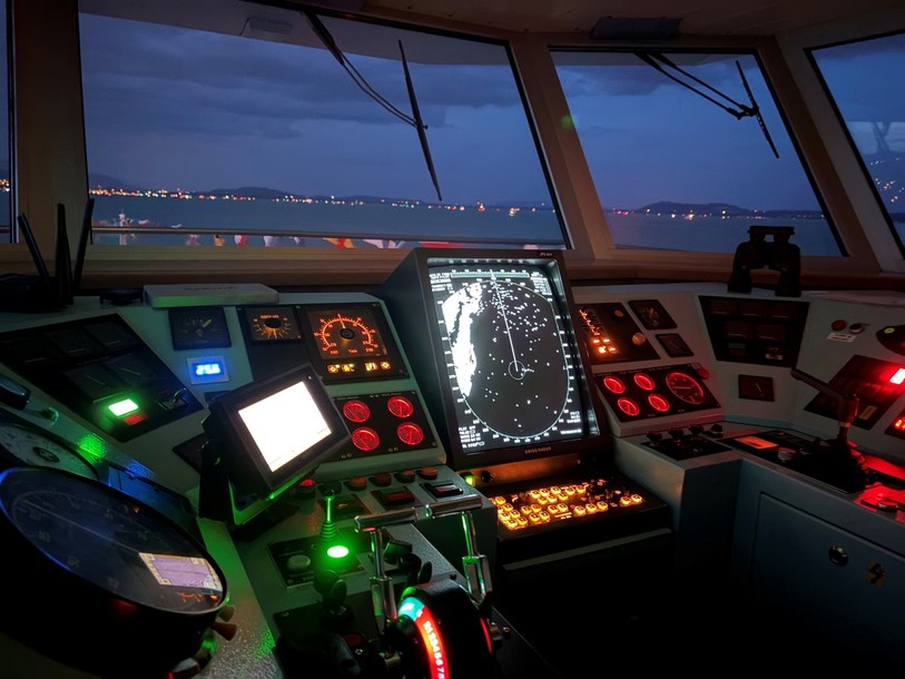 Chaque petit point blanc sur le radar représente un bateau.