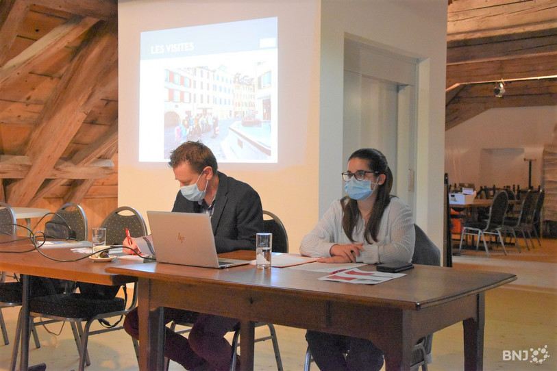 Le directeur de Jura bernois tourisme Guillaume Davot (à gauche) a présenté lundi le programme estival.