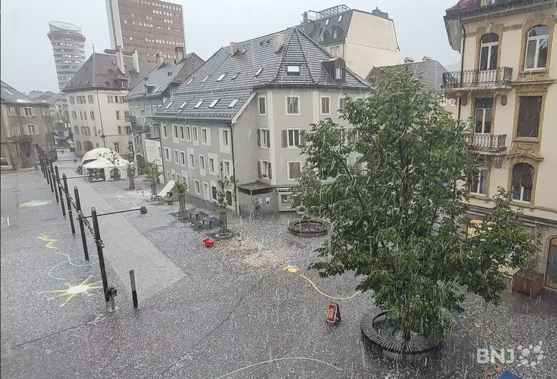 La grêle s'est abattue sur La Chaux-de-Fonds ce lundi après-midi.