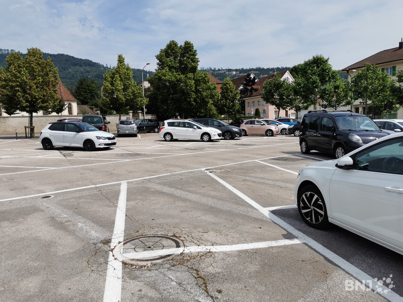 Les places du parking de la place de l'Etang ne seront pas élargies.