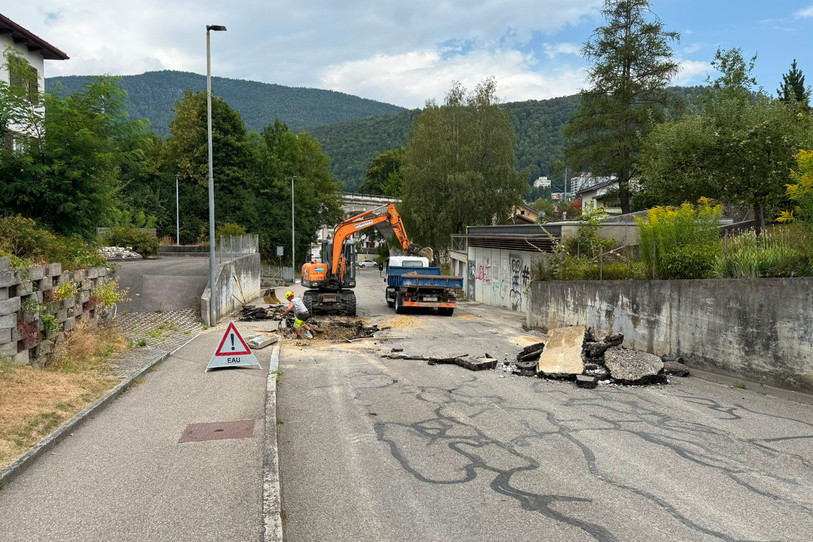 La fuite d'eau a creusé un gros trou à la rue du Viaduc à Moutier.