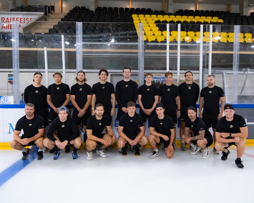 Les nouveaux visages du HC Ajoie, dont fait partie Kristian Tanus (en bas, deuxième depuis la droite). (Photo : HCA)