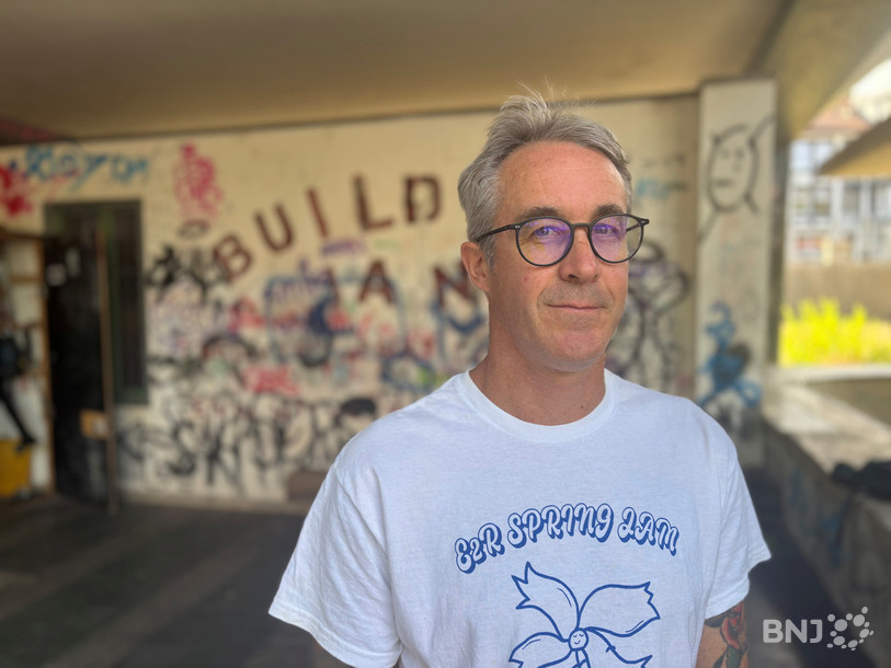 Le mur derrière Jérôme Heim, membre de l'association SKILL, devrait présenter un autre visage d'ici au 15 août.