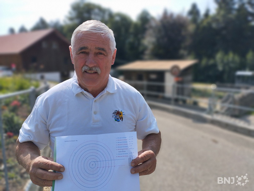 Edgar Sauser, chez lui au Cerneux-Lombard, avec un plan d’exécution de la parade.