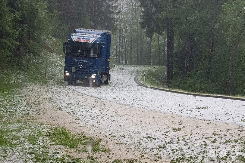Les intempéries ont rendu les routes glissantes à certains endroits.