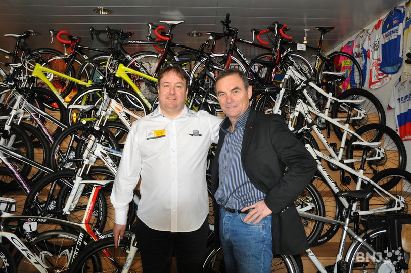 Bernard Hinault (à droite) en compagnie de Jocelyn Jolidon
