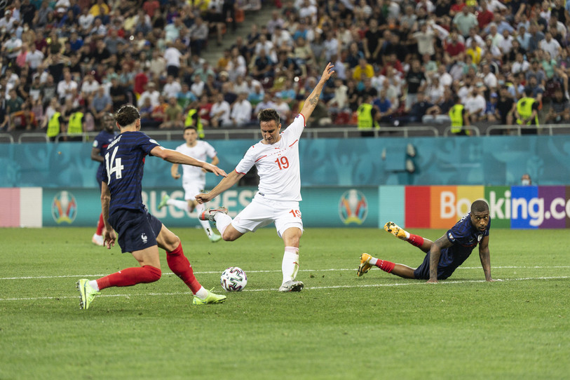 Mario Gavranovic égalise à 3-3 à la 90e minute après avoir magnifiquement effacé Presnel Kimpembe. (Photo : KEYSTONE/Jean-Christophe Bott)