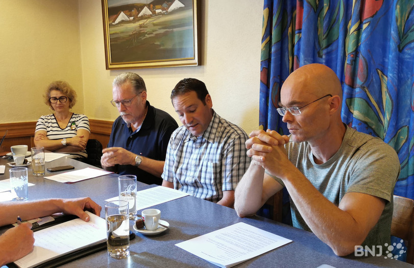 De gauche à droite: Morena Pozner (PSJB), Patrick Roethlisberger (PLR), Patrick Tobler (UDC) et Steve Léchot (PLR) ont expliqué les raisons de leur démission du Conseil de ville.