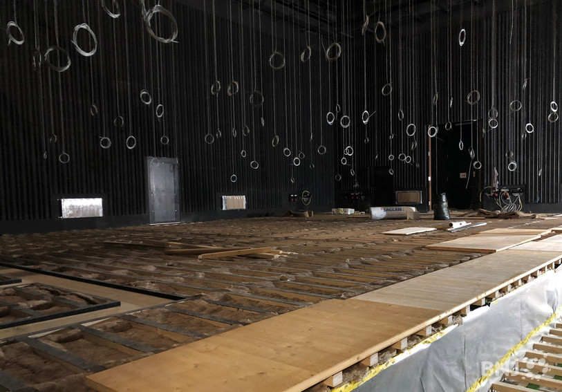 La future scène du Théâtre du Jura, au-dessus de laquelle pendent de nombreux câbles pour les installations techniques.