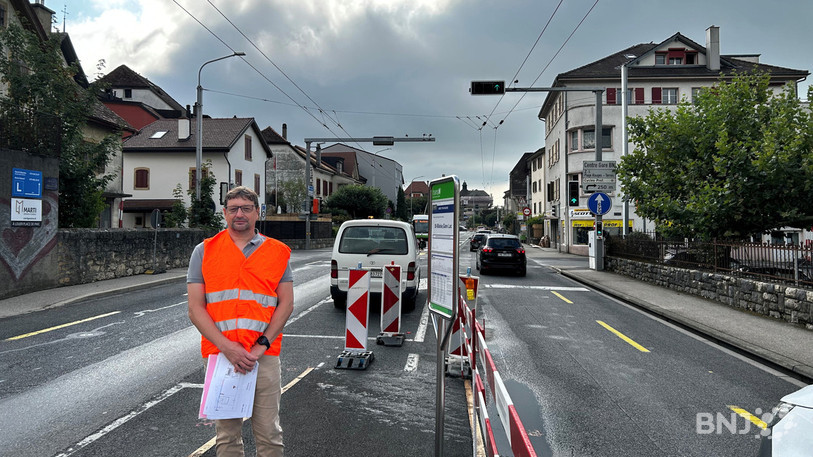 Dominique Flückiger, chef de l'Office de l'entretien au Service des ponts et chaussées, posté à côté de l'arrêt de bus provisoirement aménagé pour les travaux.