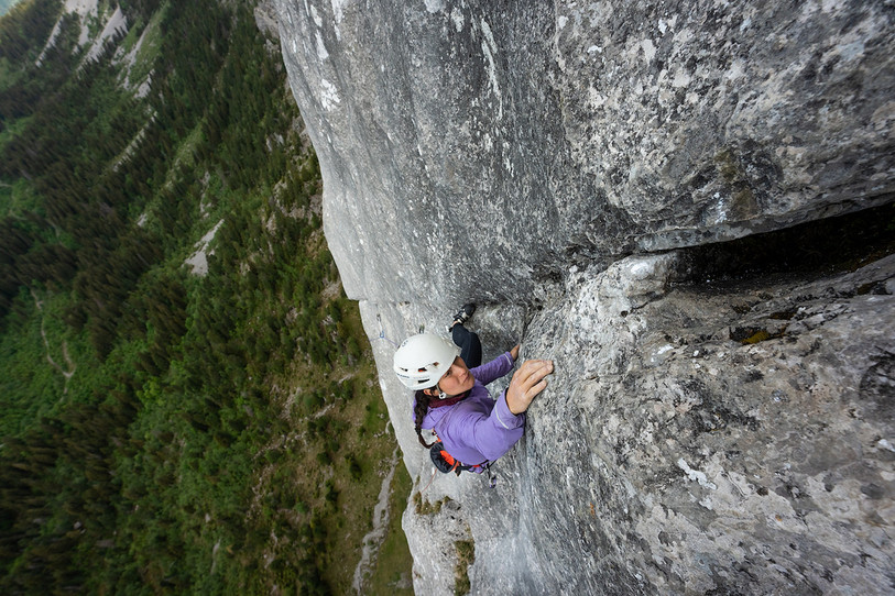 Katherine Choong en plein effort sur la grande-voie « Yeah Man » dans les Gastlosen. (Photo: Rémi Degenne)