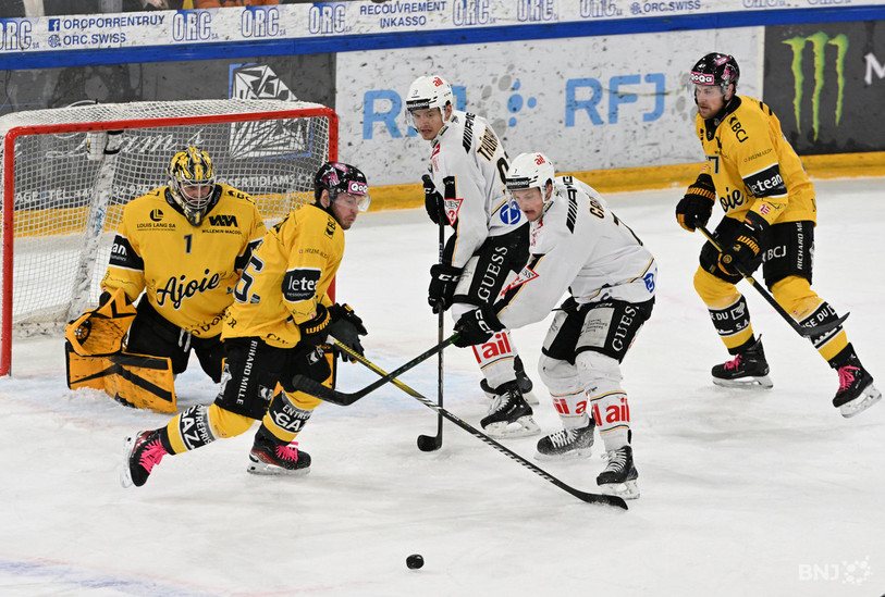 Daniel Carr (ici au centre face à Kevin Fey) enfilera la tunique du HC Ajoie cette saison. (Photo : archives Georges Henz)