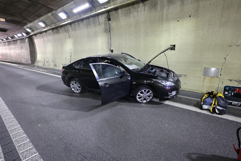 Le tunnel du Mont-Terri a été temporairement fermé à la circulation dans les deux sens à cause d'un accident. (Photo : Police Cantonale Jurassienne)