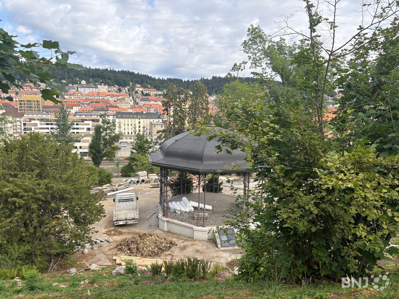 Epargné par la tempête de juillet 2023, le pavillon de musique gardera sa place au cœur du parc des Crêtets.