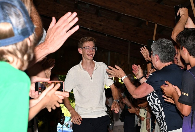 Yannis Voisard a été accueilli par une haie d'honneur jeudi soir dans son village de Fontenais. (Photo : Georges Henz)